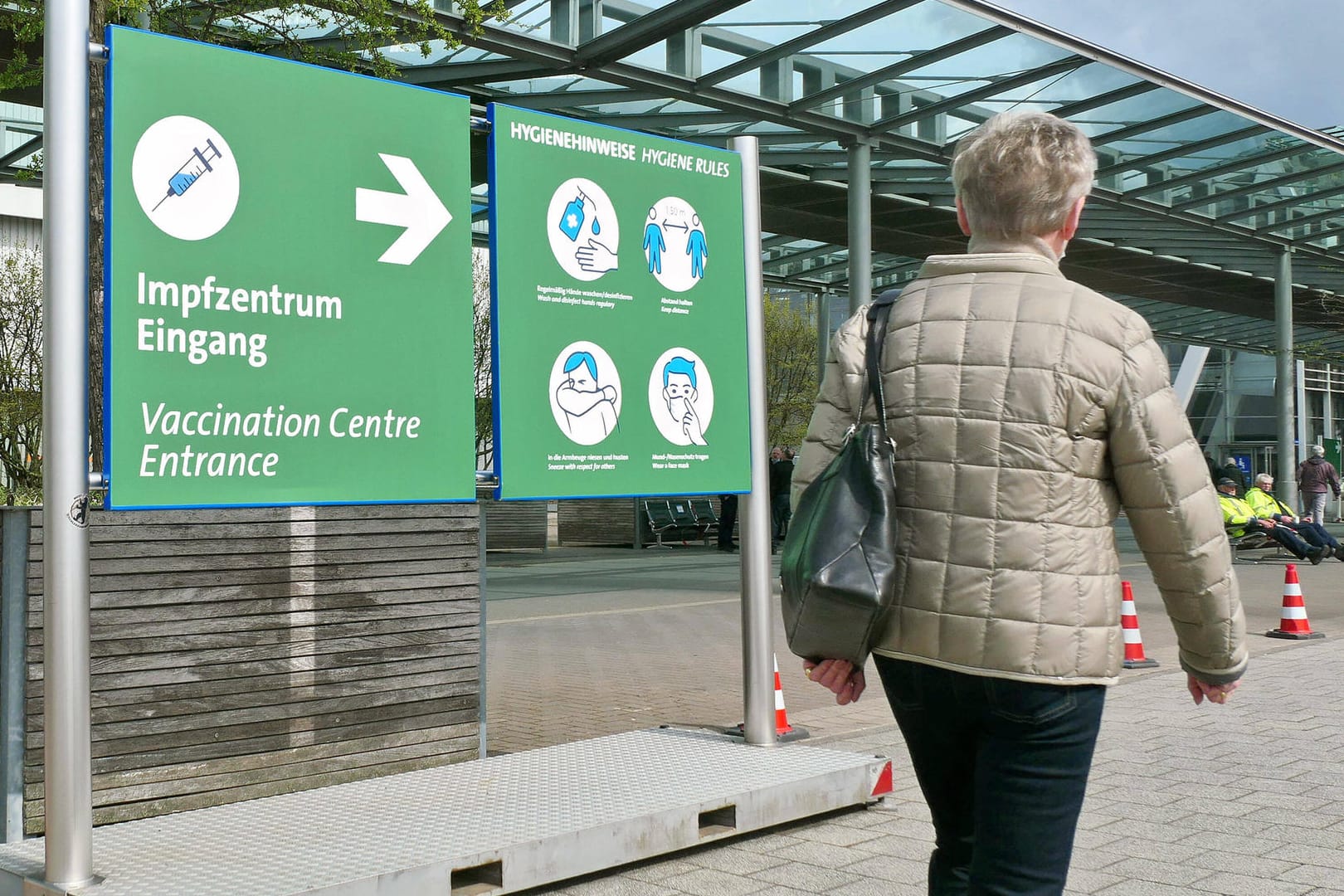 Ein Schild weist den Weg zum Hannoveraner Impfzentrum (Archivbild): Hier werden an den kommenden Wochenenden auch Impfungen ohne Termin angeboten.