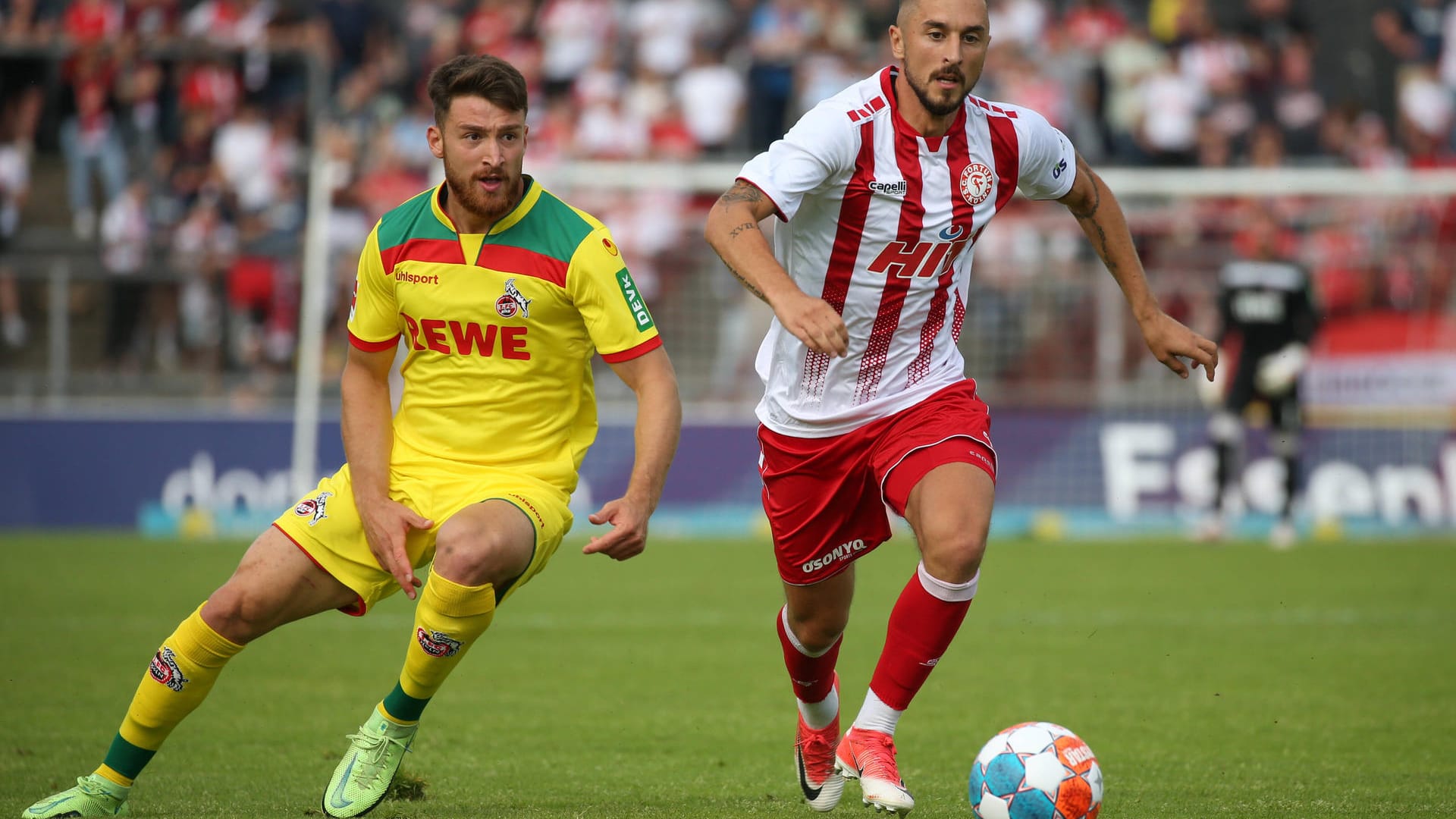 Salih Özcan (FC Köln) im Zweikampf mit Stipe Batarilo (SC Fortuna Köln): Der 1. FC Köln entschied das Testspiel mit 4:0 für sich.