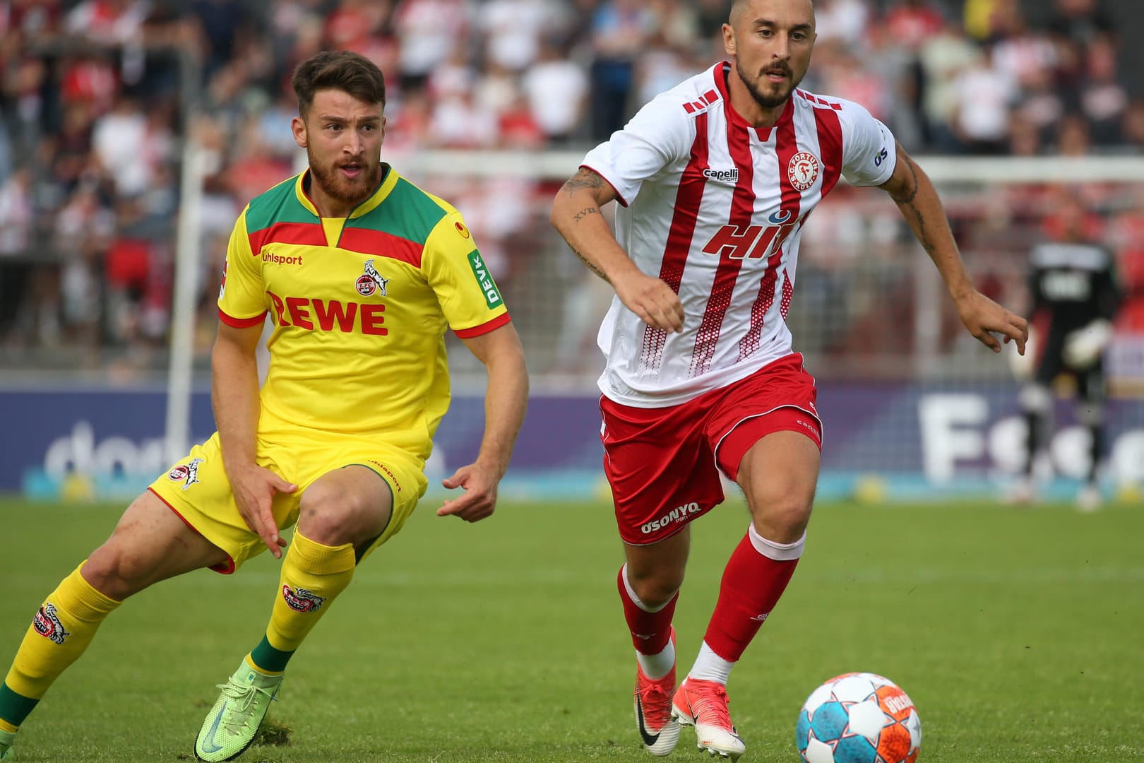 Salih Özcan (FC Köln) im Zweikampf mit Stipe Batarilo (SC Fortuna Köln): Der 1. FC Köln entschied das Testspiel mit 4:0 für sich.