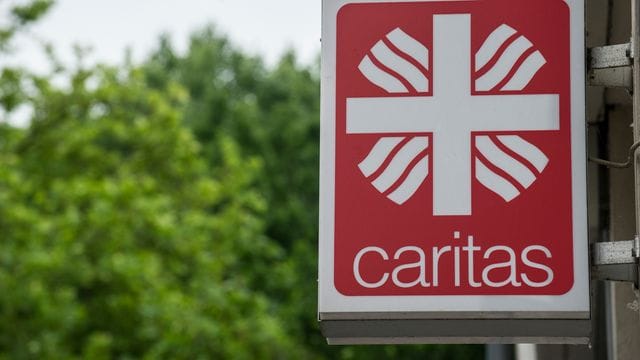 "Caritas" steht auf einem Schild