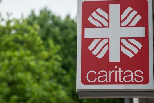 "Caritas" steht auf einem Schild