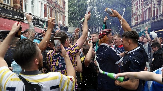 Schottische Fans feierten vor Beginn des EM-Spiels gegen England.