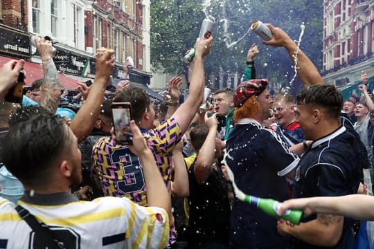 Schottische Fans feierten vor Beginn des EM-Spiels gegen England.