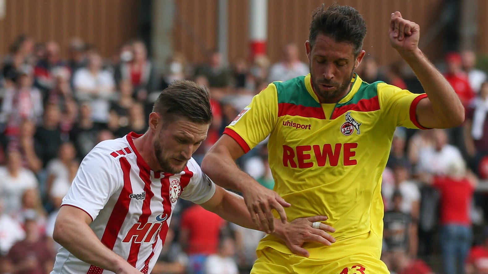 Gihun Kim (SC Fortuna Köln) und Mark Uth (1.FC Köln) beim Testspiel: Uth gelang der zweite Treffer für Köln.