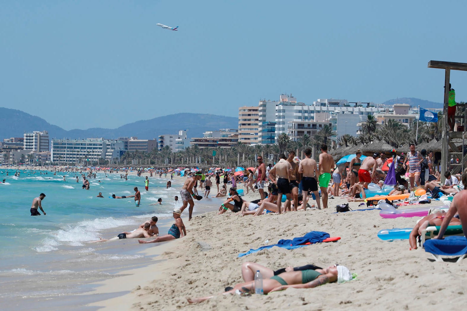 Strand von Arenal: Wegen stark steigender Corona-Infektionszahlen stuft die Bundesregierung am Sonntag ganz Spanien und damit auch Mallorca und die Kanaren als Risikogebiet ein.