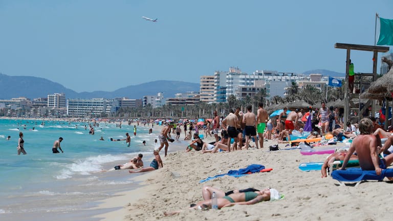 Strand von Arenal: Wegen stark steigender Corona-Infektionszahlen stuft die Bundesregierung am Sonntag ganz Spanien und damit auch Mallorca und die Kanaren als Risikogebiet ein.
