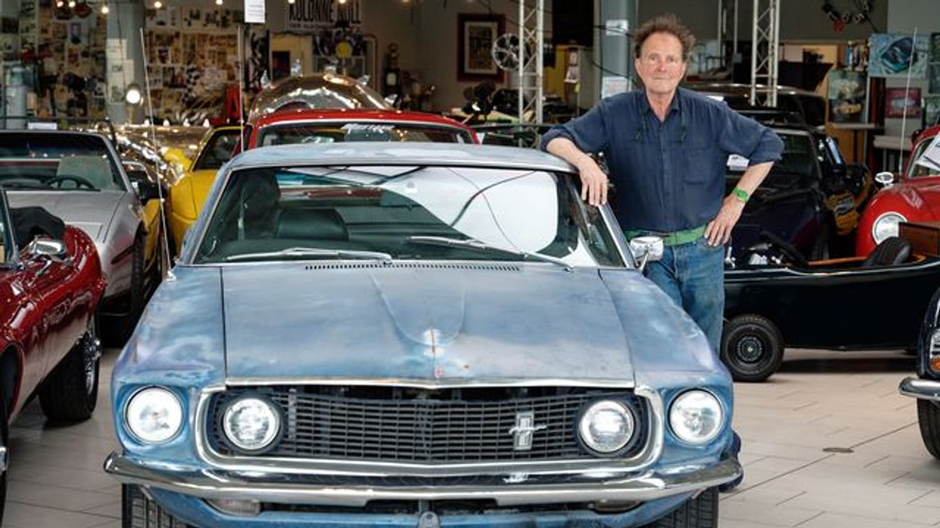 Der Oldtimerhändler Michael Fröhlich neben einem Ford Mustang, der einst dem US-Schauspieler Steve McQueen gehört hat.