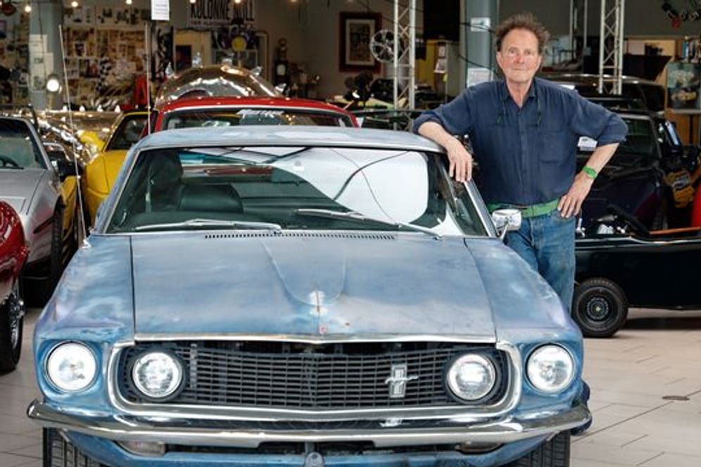 Der Oldtimerhändler Michael Fröhlich neben einem Ford Mustang, der einst dem US-Schauspieler Steve McQueen gehört hat.