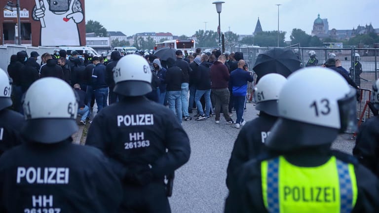 Polizisten stehen um eine Gruppe Menschen vor dem Millerntor-Stadion: Zahlreiche Personen waren hier in eine Schlägerei verwickelt gewesen.