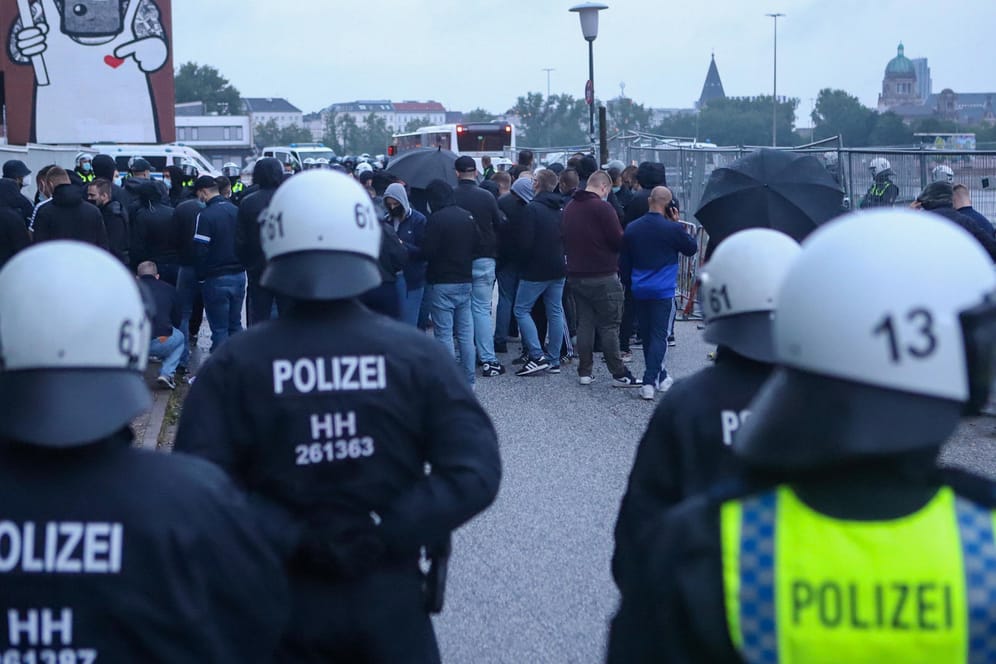 Polizisten stehen um eine Gruppe Menschen vor dem Millerntor-Stadion: Zahlreiche Personen waren hier in eine Schlägerei verwickelt gewesen.