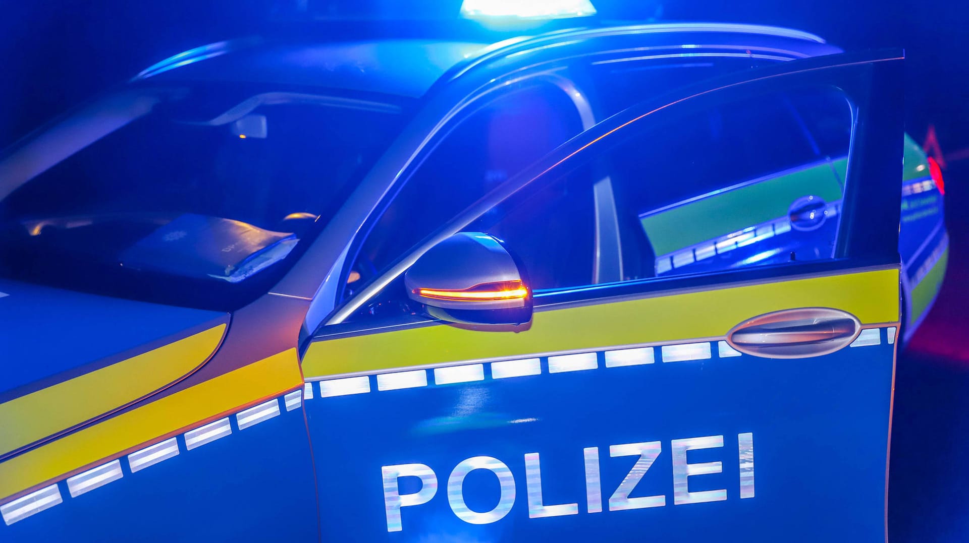 Polizei im Einsatz (Symbolbild): Der Unfall ereignete sich auf der B 64 nahe Bad Gandersheim im Landkreis Northeim.