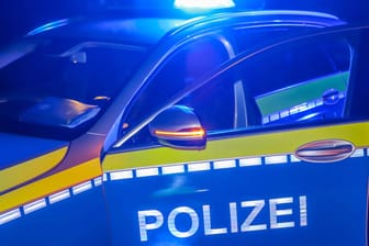 Polizei im Einsatz (Symbolbild): Der Unfall ereignete sich auf der B 64 nahe Bad Gandersheim im Landkreis Northeim.