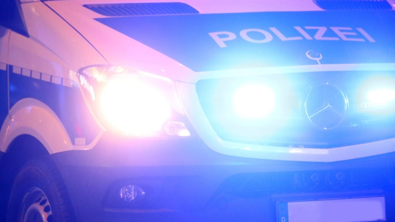 Polizeieinsatz bei Nacht (Symbolbild): Am Samstagmorgen ereignete sich bei Markt Erlbach nahe Nürnberg ein tödlicher Verkehrsunfall.