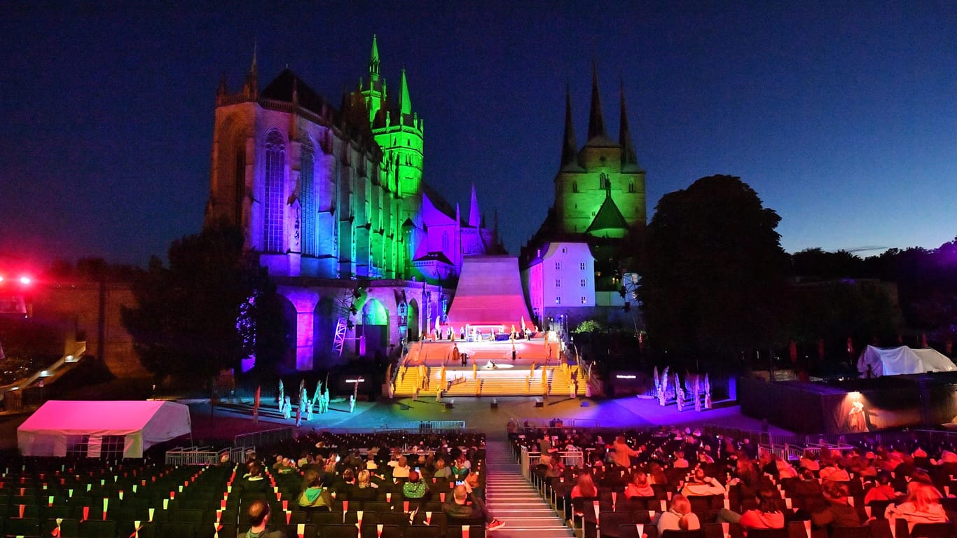 Farbig beleuchtet sind die Bühne, Mariendom und Severikirche während der Hauptprobe der Oper "Die Jungfrau von Orleans" von P. Tschaikowsky: Die Premiere wird nun nachgeholt.