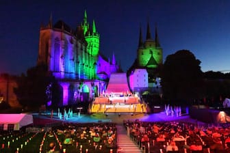 Farbig beleuchtet sind die Bühne, Mariendom und Severikirche während der Hauptprobe der Oper "Die Jungfrau von Orleans" von P. Tschaikowsky: Die Premiere wird nun nachgeholt.