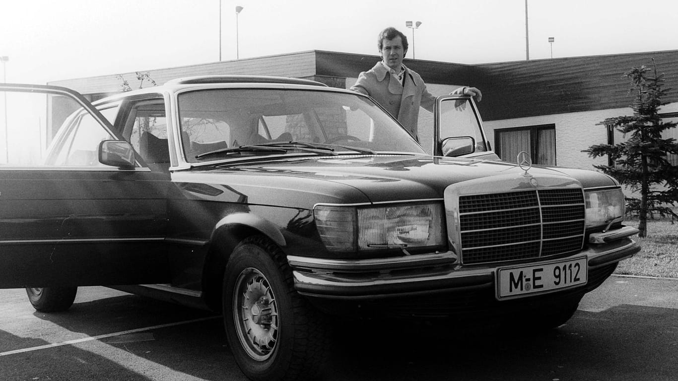 Franz Beckenbauer: In den Siebzigerjahren posierte er stolz mit seinem Mercedes.