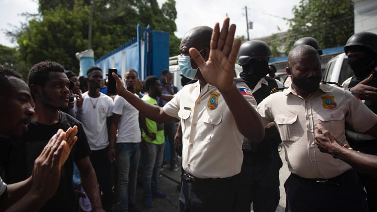 Tumult vor der Polizeiwache in Port-au-Prince: Experten befürchten, dass es zu verheerenden Ausschreitungen kommen könnte.