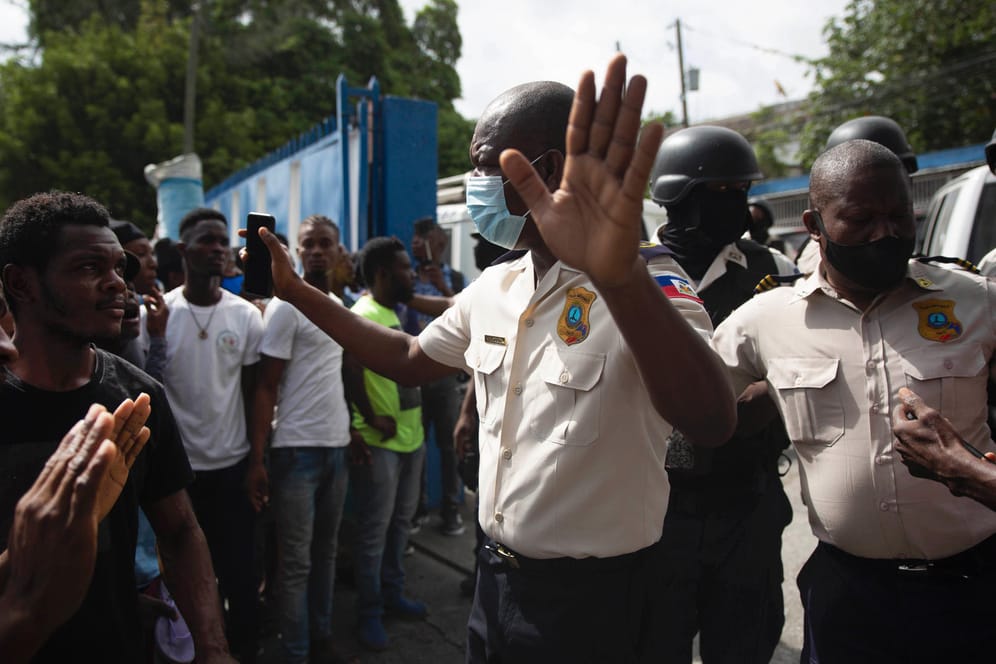 Tumult vor der Polizeiwache in Port-au-Prince: Experten befürchten, dass es zu verheerenden Ausschreitungen kommen könnte.