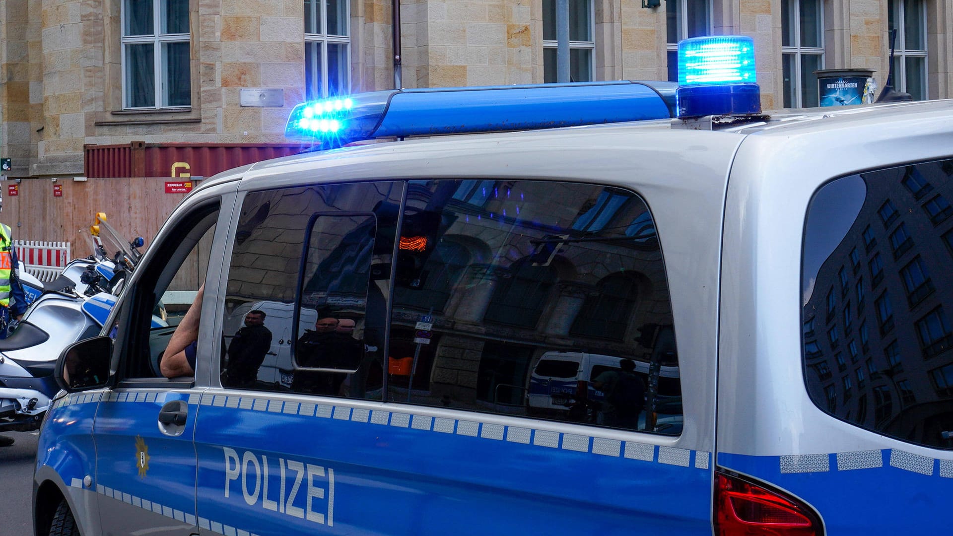 Streifenwagen der Polizei mit Blaulicht: Die Polizei Dortmund fahndet derzeit nach einem Mann. Streifenwagen der Polizei mit Blaulicht: Die Polizei Dortmund fahndet derzeit nach einem Mann.