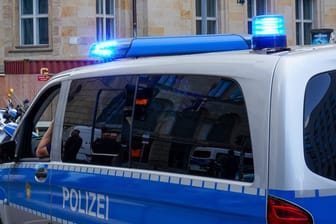 Streifenwagen der Polizei mit Blaulicht: Die Polizei Dortmund fahndet derzeit nach einem Mann.