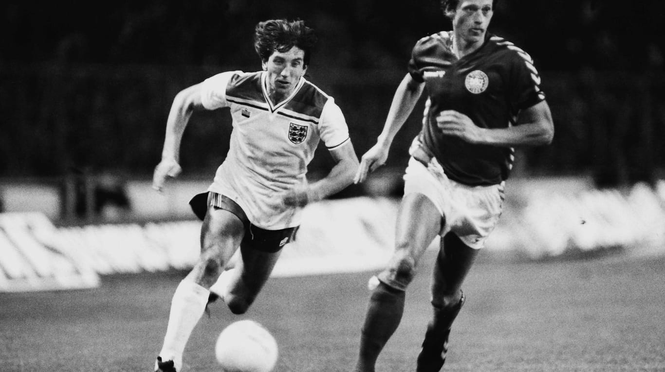 Paul Mariner (l.) 1983 in einem EM-Qualispiel gegen Dänemarks Busk: Der Angreifer spielte acht Jahre lang für die "Three Lions".
