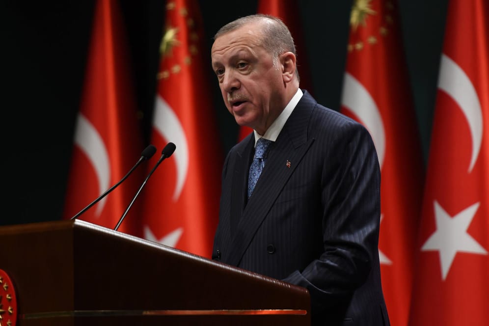 Recep Tayyip Erdoğan: Der türkische Präsident hat mal wieder Probleme, einer erfolgreichen Frau auf Augenhöhe zu begegnen.