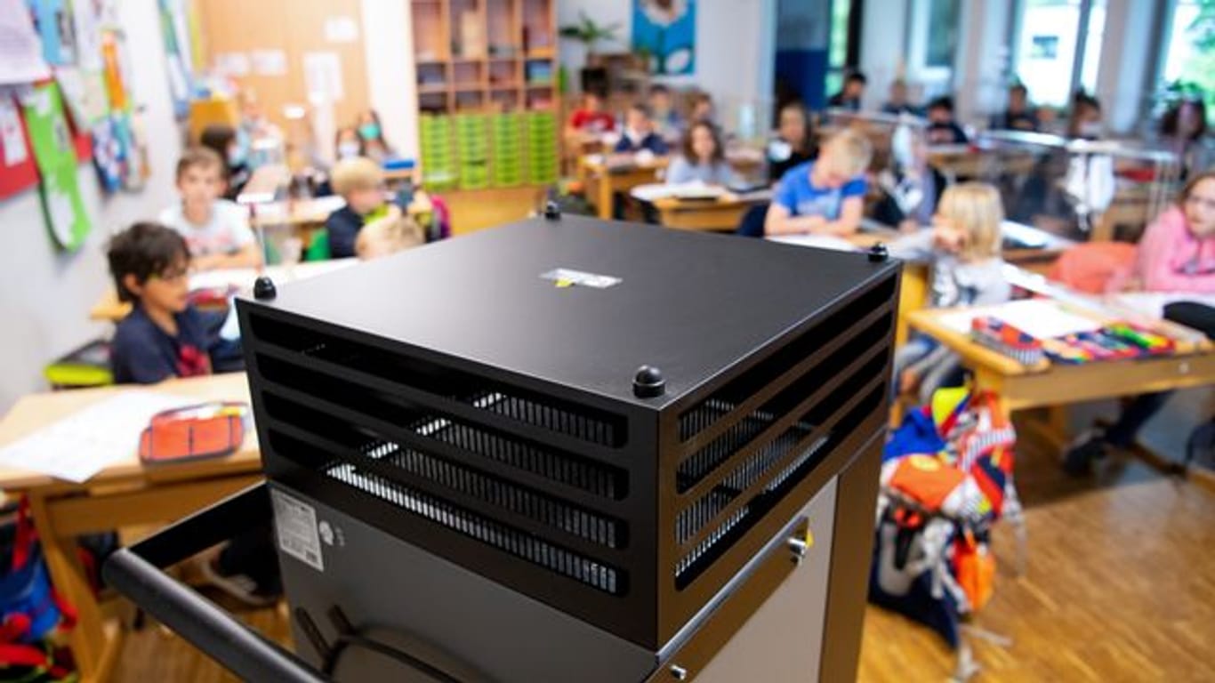 Ein Luftfilter steht in einem Klassenraum einer Grundschule