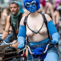 Teilnehmer einer Fahrraddemo fahren unter dem Motto "No Nipple is free until all Nipples are free!" durch Berlin: Bei der Demo geht es um Gleichberechtigung für Frauen.
