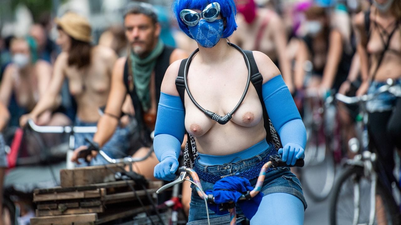 Im blauen Kostüm durch die Stadt. Im blauen Kostüm durch die Stadt.