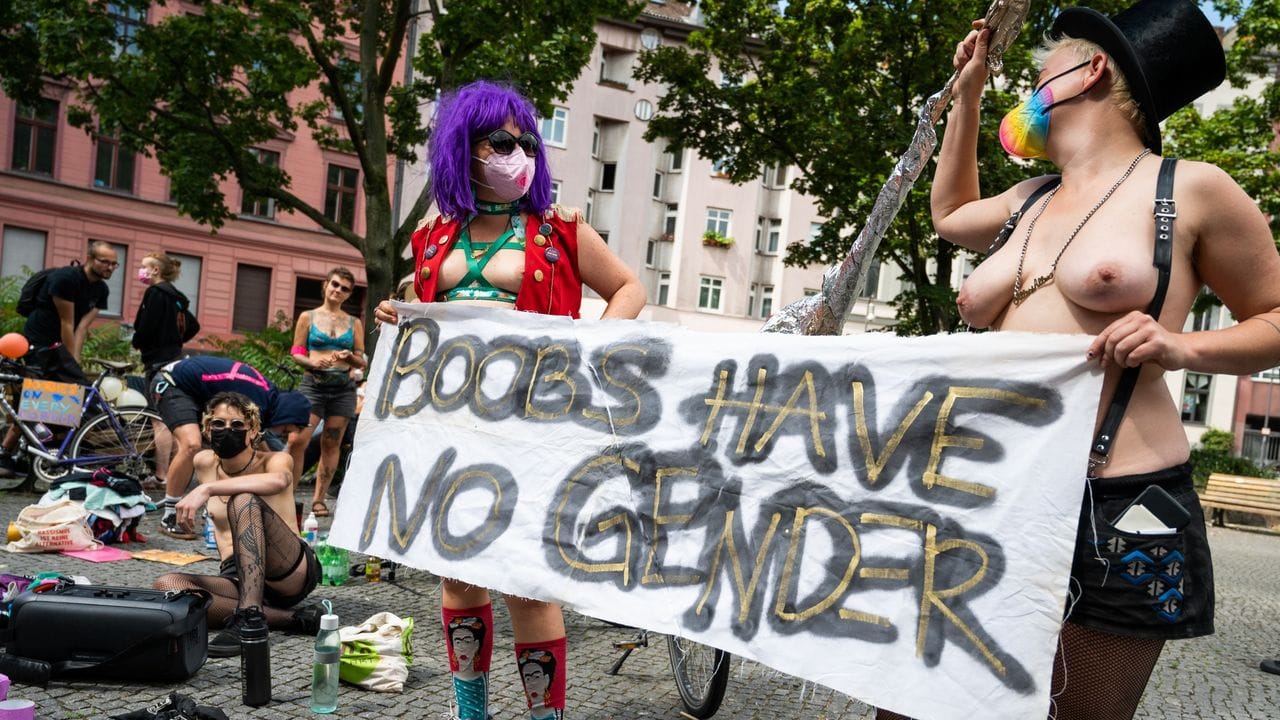 Demonstrantinnen zeigen ihre Brüste und ziehen mit Spruchbändern durch Berlin. Demonstrantinnen zeigen ihre Brüste und ziehen mit Spruchbändern durch Berlin.