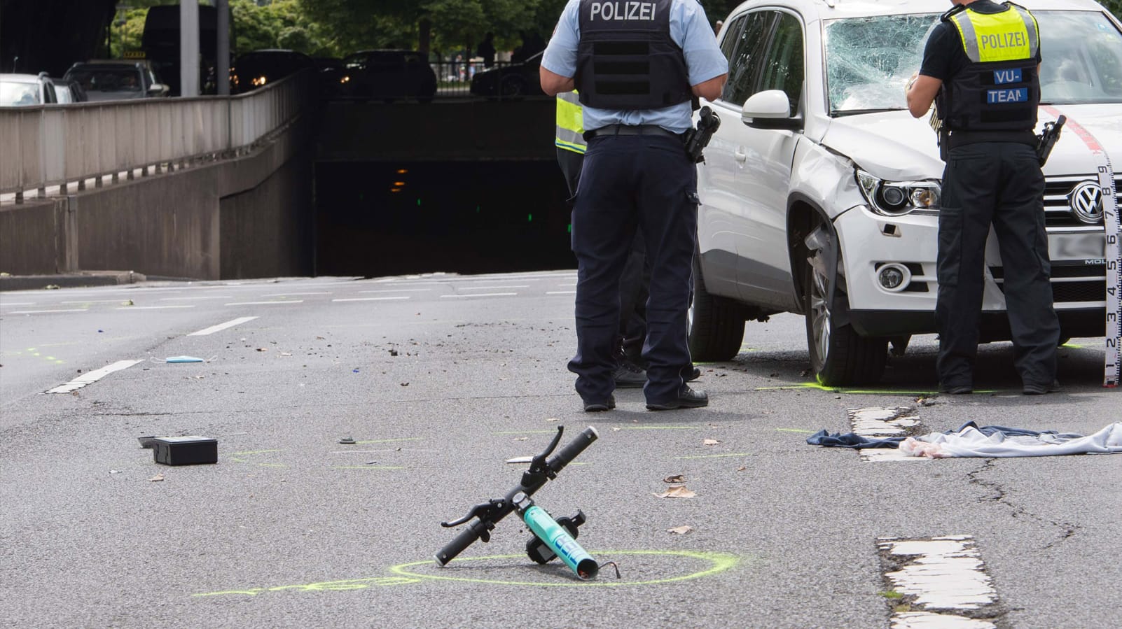 Polizei an der Unfallstelle: Das Auto soll aus dem Tunnel kommend einen E-Scooter-Fahrer erfasst haben.