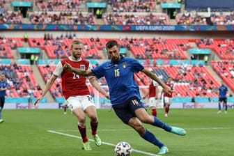 Italiens Francesco Acerbi (r) kommt vor Österreichs Konrad Laimer an den Ball.