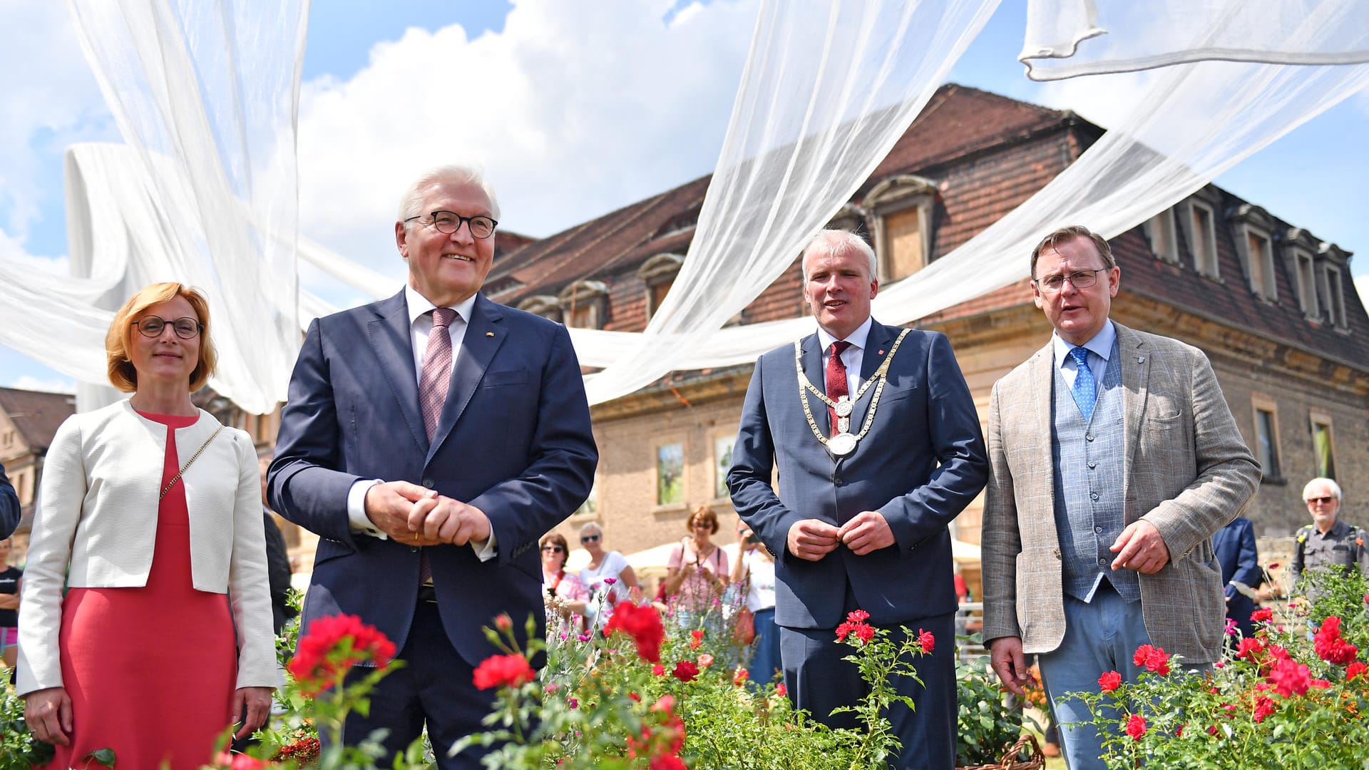 Kathrin Weiß (von links), Geschäftsführerin der Buga Erfurt GmbH, Bundespräsident Frank-Walter Steinmeier, Bodo Ramelow, Ministerpräsident von Thüringen und Andreas Bausewein, Oberbürgermeister von Erfurt, besichtigen das Gelände der Buga auf dem Petersberg: Die Bundesgartenschau findet vom 23. April bis 10. Oktober 2021 in Erfurt statt.