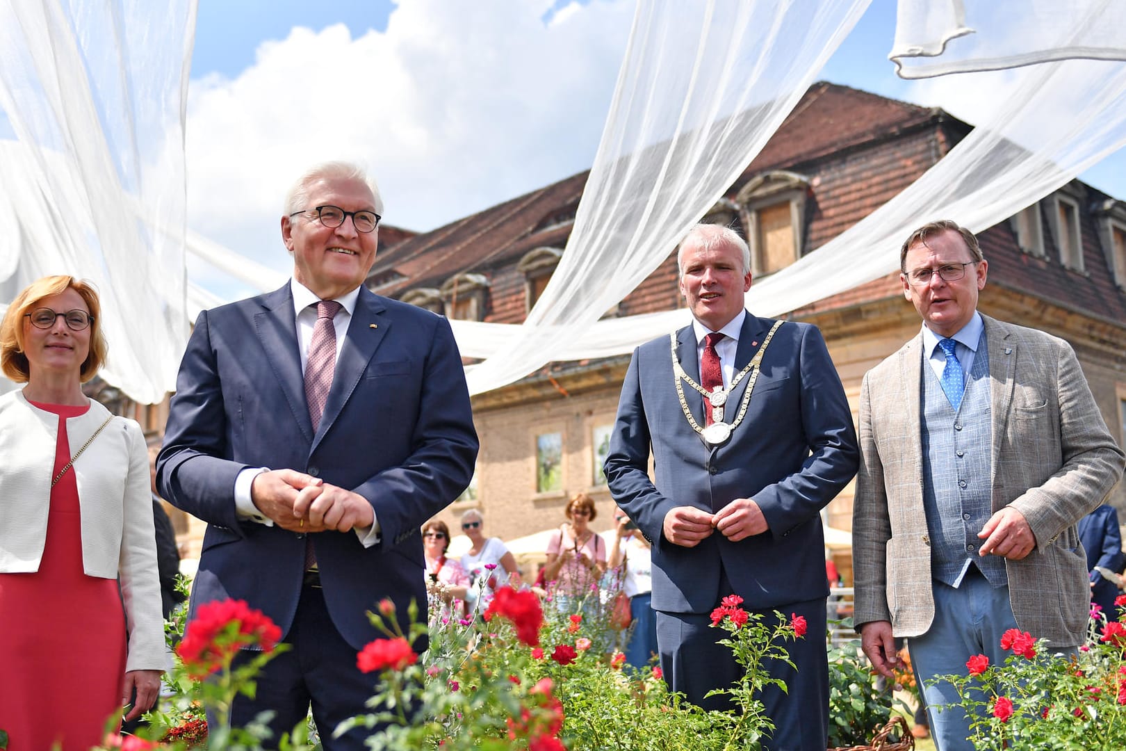 Kathrin Weiß (von links), Geschäftsführerin der Buga Erfurt GmbH, Bundespräsident Frank-Walter Steinmeier, Bodo Ramelow, Ministerpräsident von Thüringen und Andreas Bausewein, Oberbürgermeister von Erfurt, besichtigen das Gelände der Buga auf dem Petersberg: Die Bundesgartenschau findet vom 23. April bis 10. Oktober 2021 in Erfurt statt.