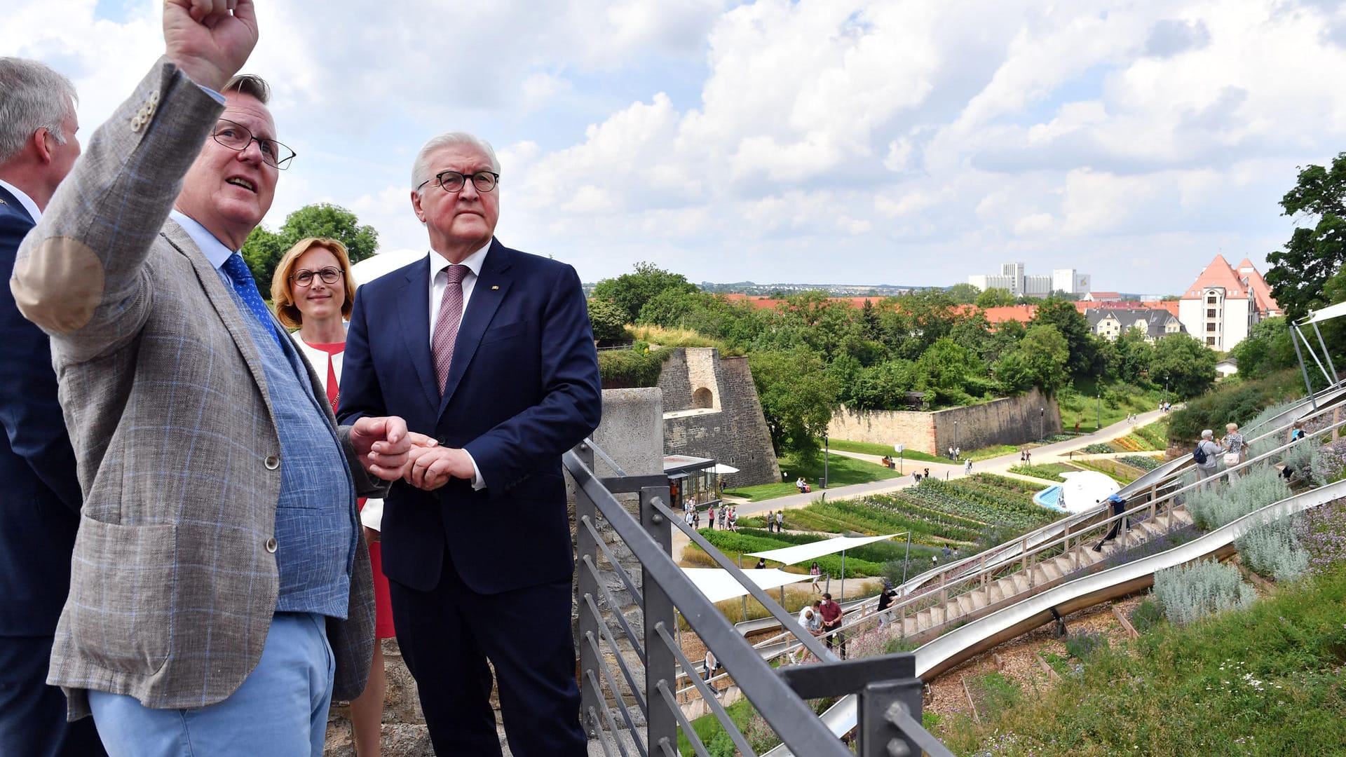 Thüringens Ministerpräsident Bodo Ramelow, Buga-Chefin Karin Weiß und Bundespräsident Frank-Walter Steinmeier auf dem Petersberg: Bundesgartenschauen seien das Olympia der Gärtner, sagte Steinmeier bei seinem Besuch.