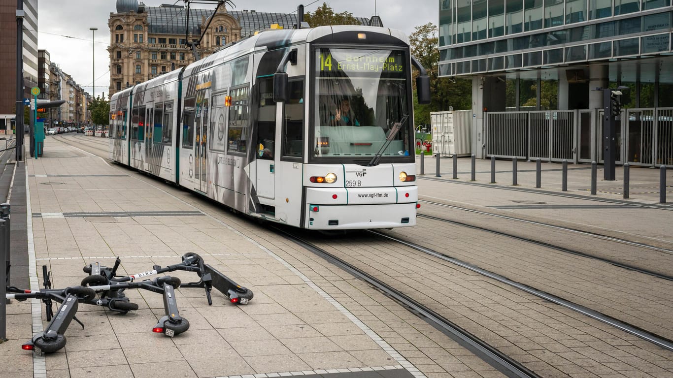Tram in Frankfurt am Main (Symbolbild): Bei einem Zusammenstoß mit einem Auto ist eine Person schwer verletzt worden.