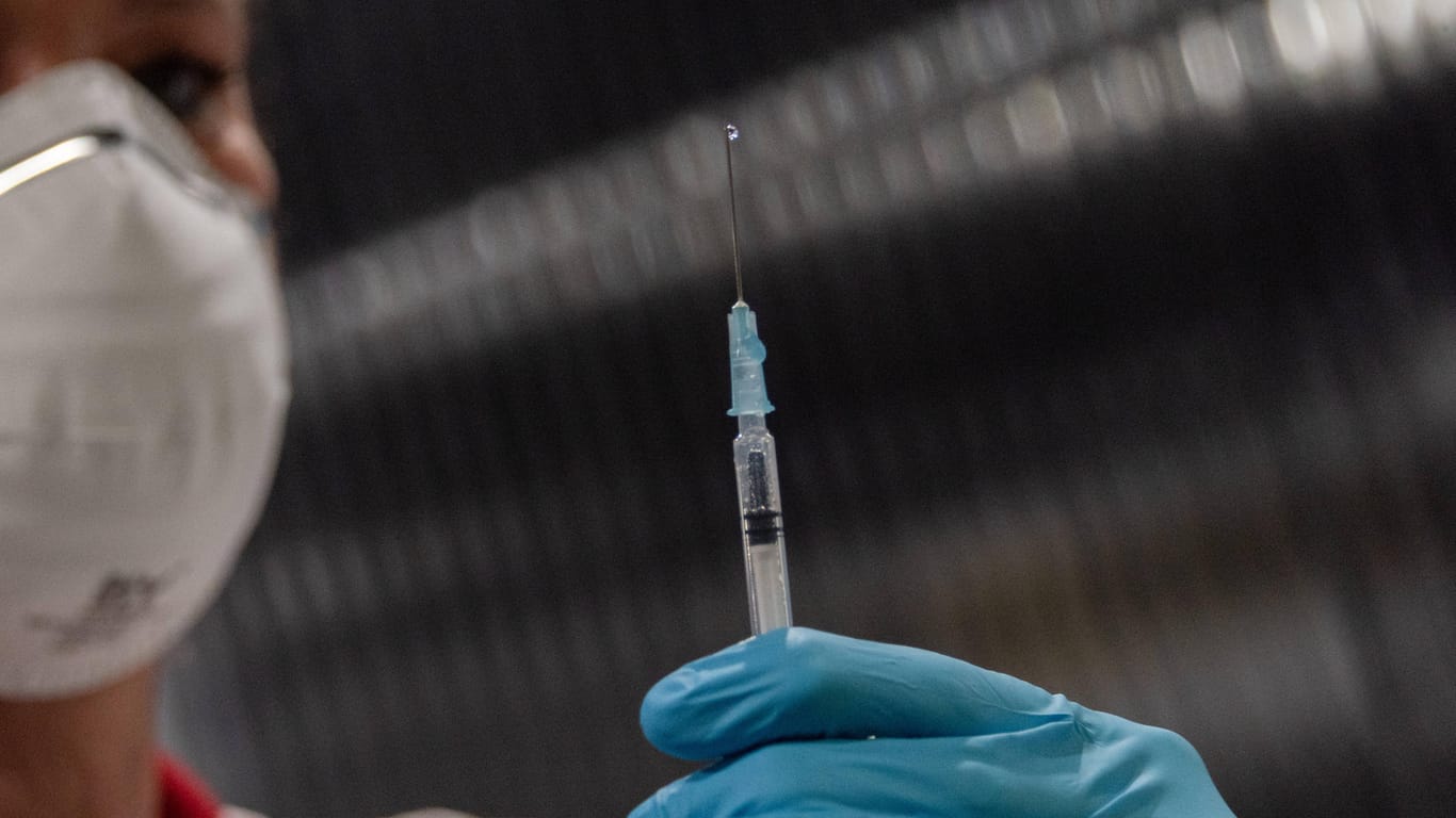 Aufziehen einer Impfdosis: Durch ein mobiles Impfteam des Landes können sich alle Bürgerinnen und Bürger aus Kiel am Sonntag impfen lassen.