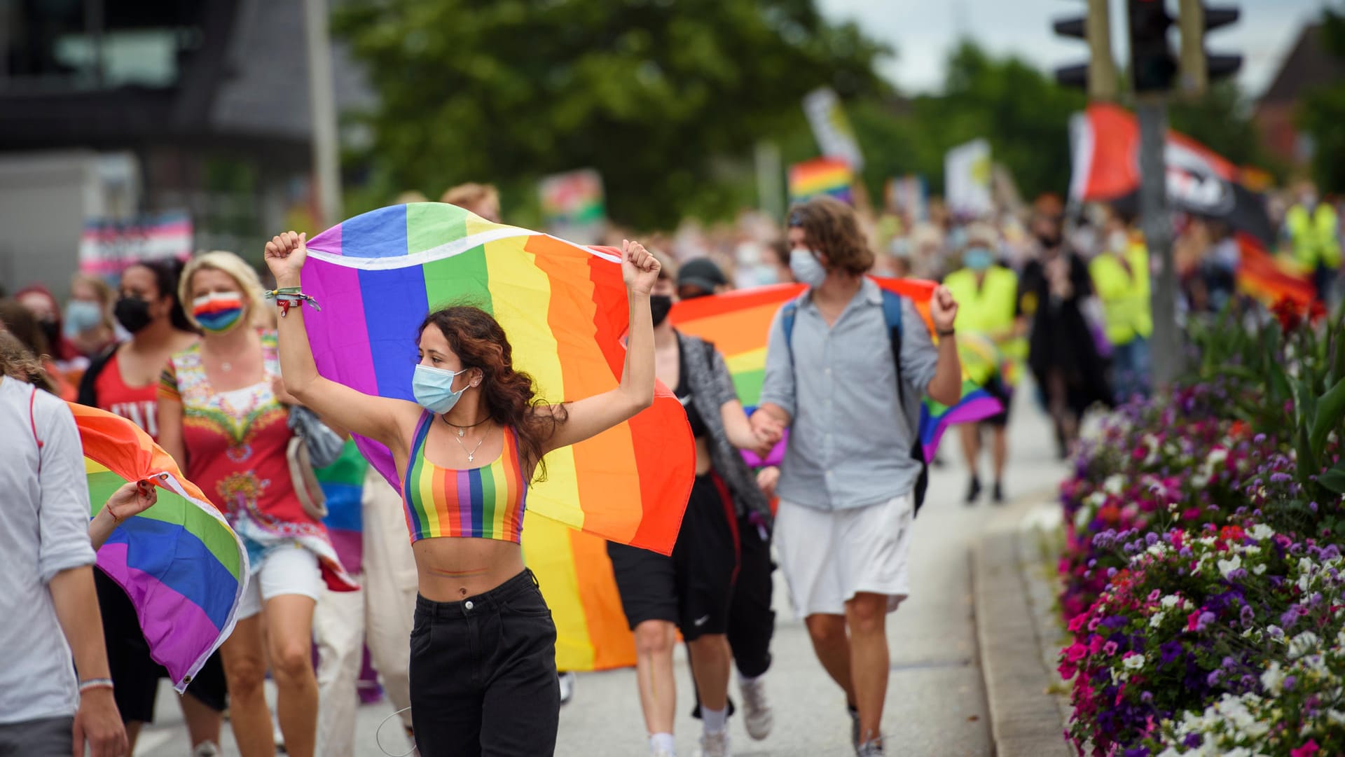 Eine Teilnehmerin geht im Rahmen des CSD (Christopher Street Day) mit einer Regenbogenfahne durch die Innenstadt: Das traditionelle Straßenfest ließen die Veranstalter Corona-bedingt ausfallen. Eine Teilnehmerin geht im Rahmen des CSD (Christopher Street Day) mit einer Regenbogenfahne durch die Innenstadt: Das traditionelle Straßenfest ließen die Veranstalter Corona-bedingt ausfallen.