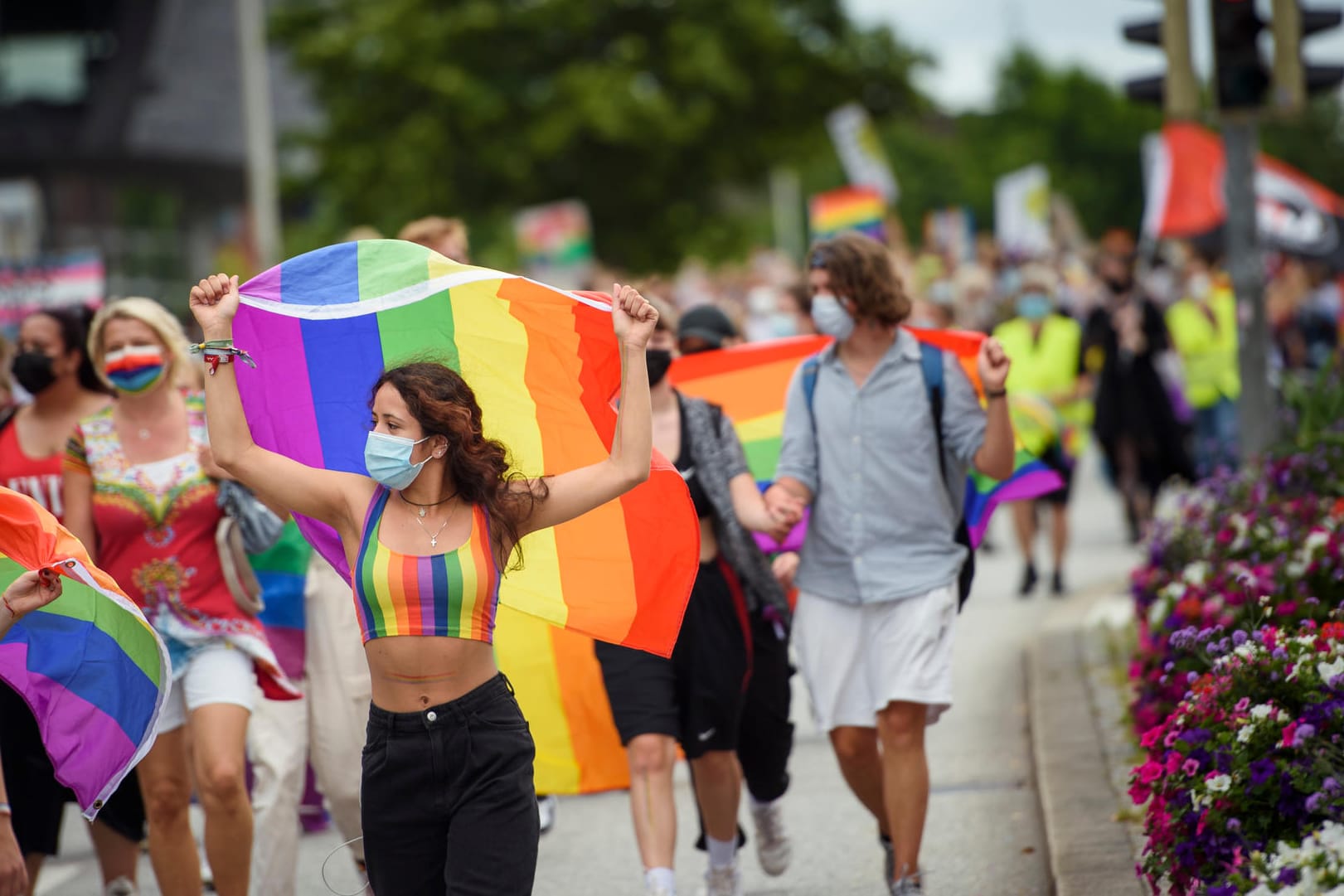Eine Teilnehmerin geht im Rahmen des CSD (Christopher Street Day) mit einer Regenbogenfahne durch die Innenstadt: Das traditionelle Straßenfest ließen die Veranstalter Corona-bedingt ausfallen.