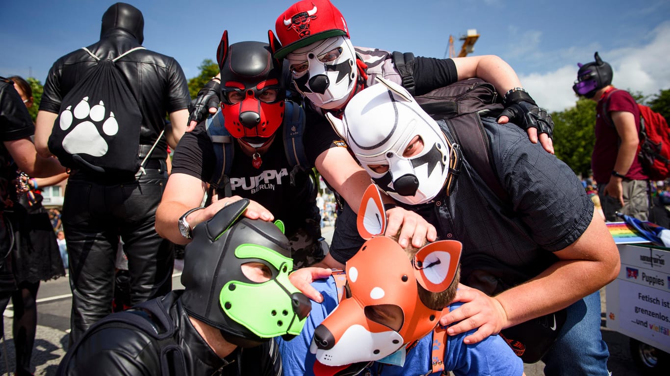 Teilnehmer tragen Hundemasken als Teil ihres Fetisch im Rahmen des CSD: Der CSD findet in diesem Jahr nur als Demonstration statt.