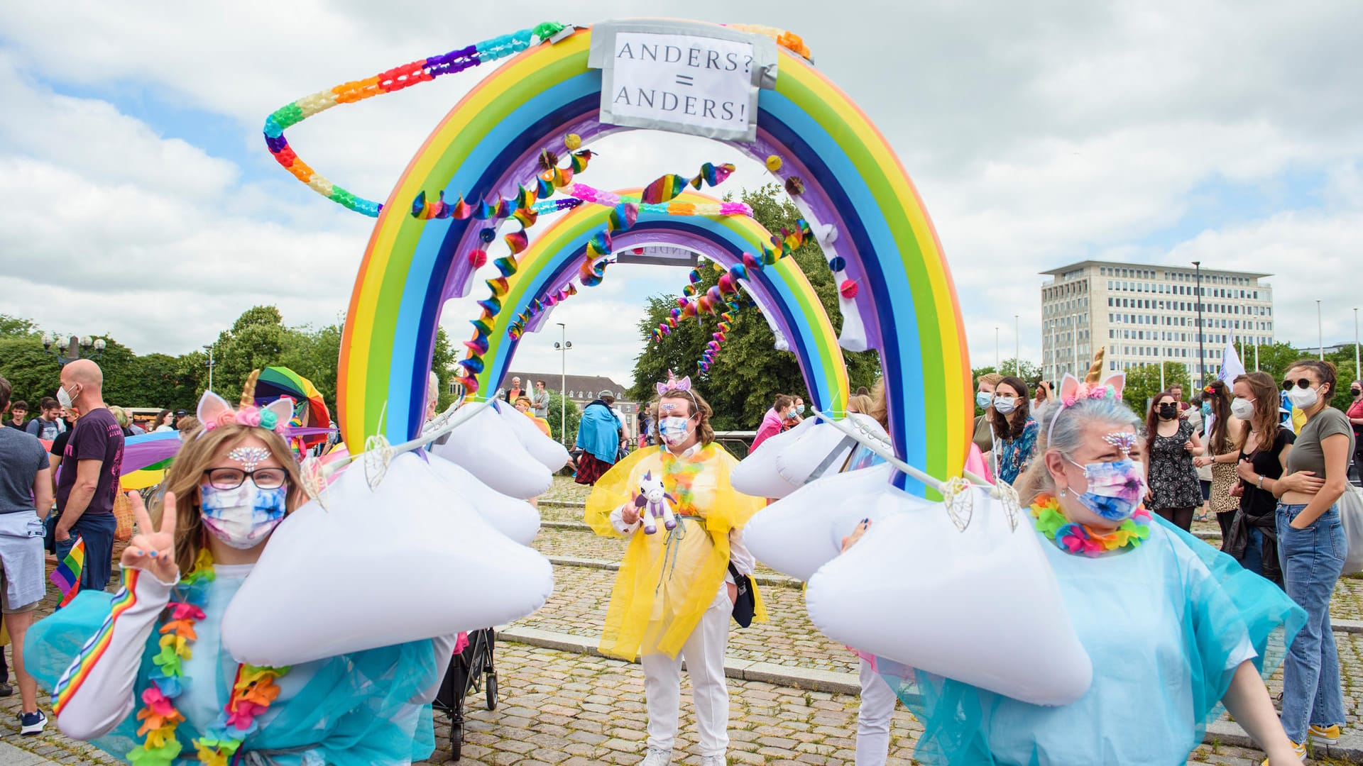 Teilnehmerinnen in bunten Kostümen stehen im Rahmen des CSD (Christopher Street Day) auf dem Rathausplatz vor Beginn des Demonstrationszuges.