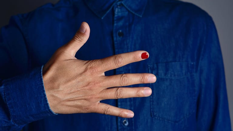 Social-Media-Kampagne: Um darauf aufmerksam zu machen, dass im Schnitt einer von fünf Minderjährigen Opfer sexueller Gewalt wird, lackieren sich Teilnehmende an der Kampagne einen der fünf Finger an der Hand.