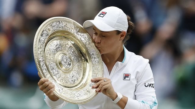 Die Siegerin Ashleigh Barty küsst die Trophäe.