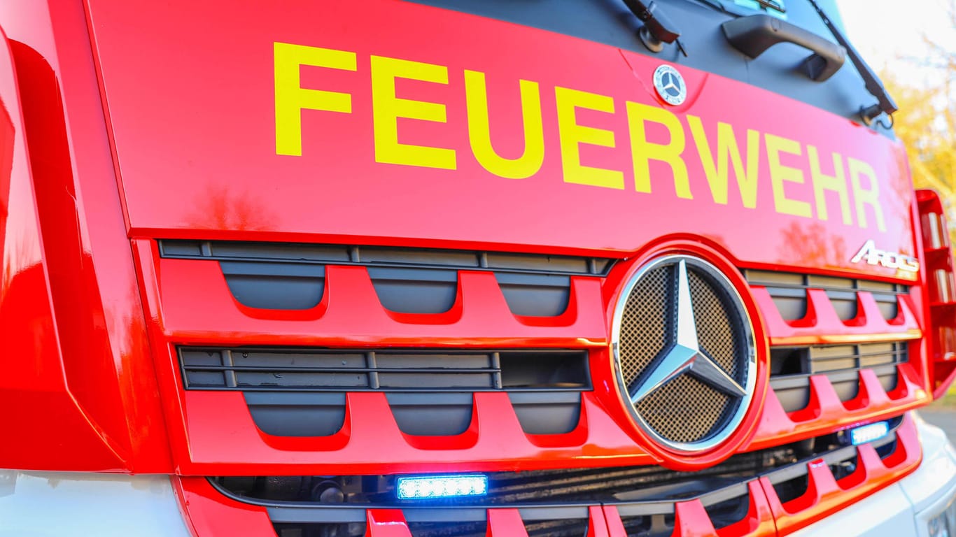 Feuerwehr im Einsatz mit Blaulicht: In einem Kellerraum eines Mehrfamilienhauses in Steinhaben bei Bielefeld hat es gebrannt.