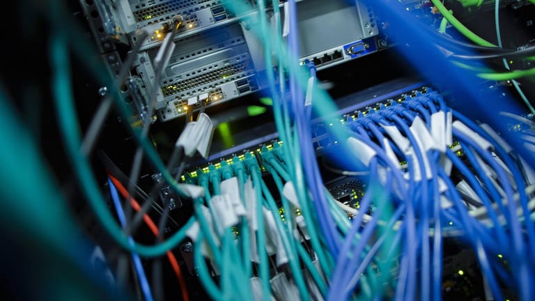 Kabel und LED Leuchten eines Servers im Rechenzentrum: Die Server eines Landkreises wurden angegriffen.