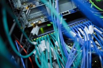 Kabel und LED Leuchten eines Servers im Rechenzentrum: Die Server eines Landkreises wurden angegriffen.