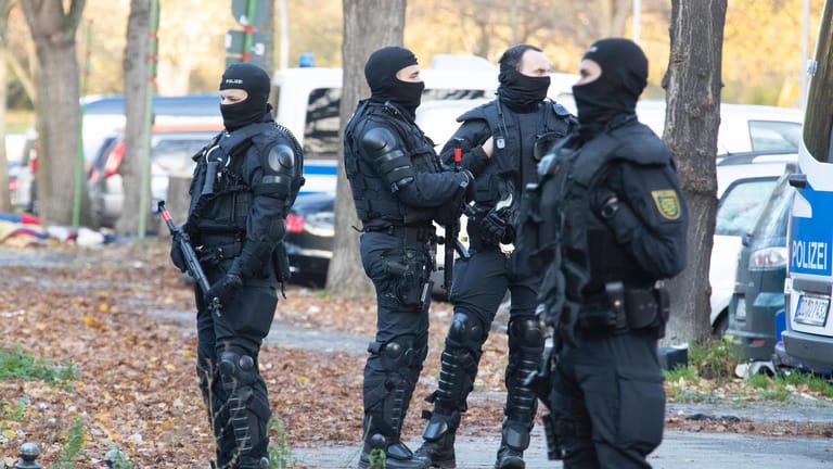 Mehrere Polizisten patrouillieren in Berlin (Archivbild): Bei einer Kontrolle zur Bekämpfung der Clankriminalität in Berlin-Neukölln sind unter anderem in einem Café mehrere Haftbefehle vollstreckt worden.