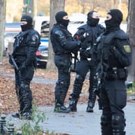 Mehrere Polizisten patrouillieren in Berlin (Archivbild): Bei einer Kontrolle zur Bekämpfung der Clankriminalität in Berlin-Neukölln sind unter anderem in einem Café mehrere Haftbefehle vollstreckt worden.