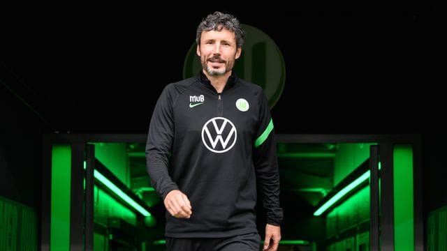 Mark van Bommel schaut in die Kamera