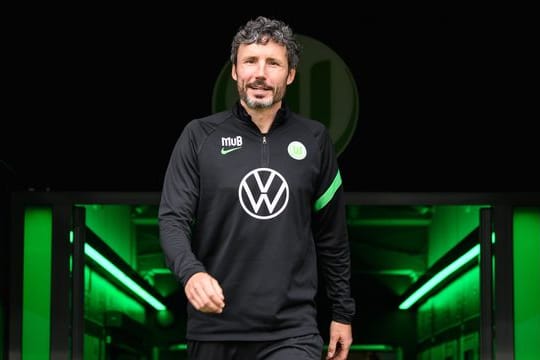 Mark van Bommel schaut in die Kamera